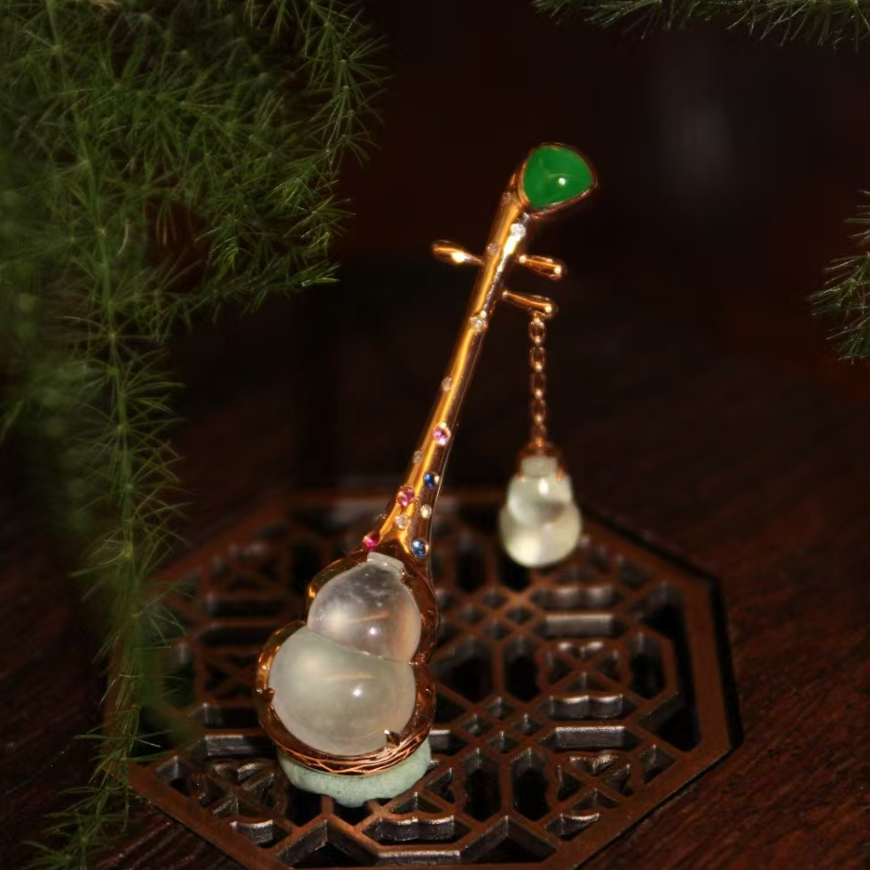 翡翠设计款胸针吊坠琵琶造型新颖独特玻璃种葫芦与正阳色爱心搭配