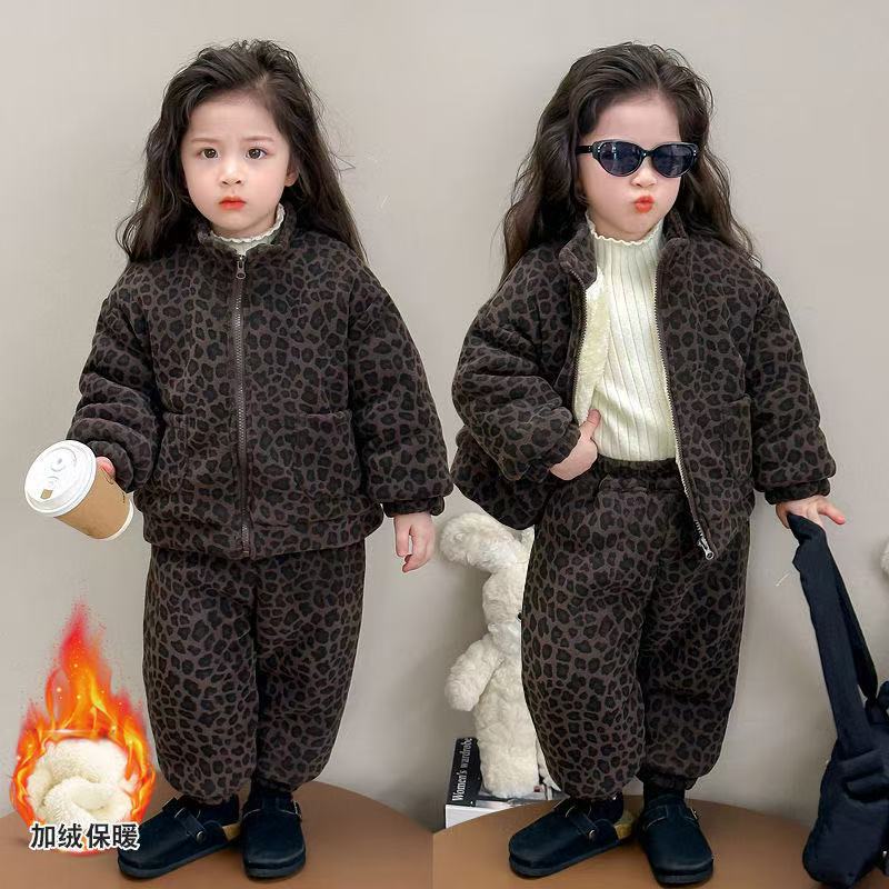 儿童冬季豹纹套装2025新款洋气加绒加厚宝宝保暖棉衣棉裤两件套