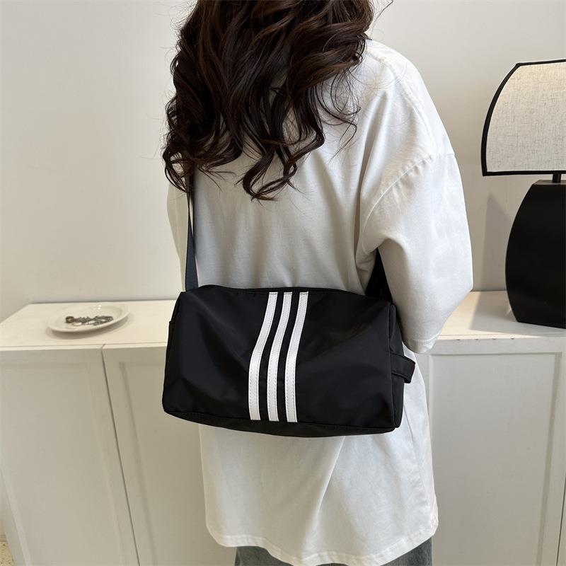 今年流行尼龙布包包女2023夏季新款单肩斜挎包大容量运动风帆布包