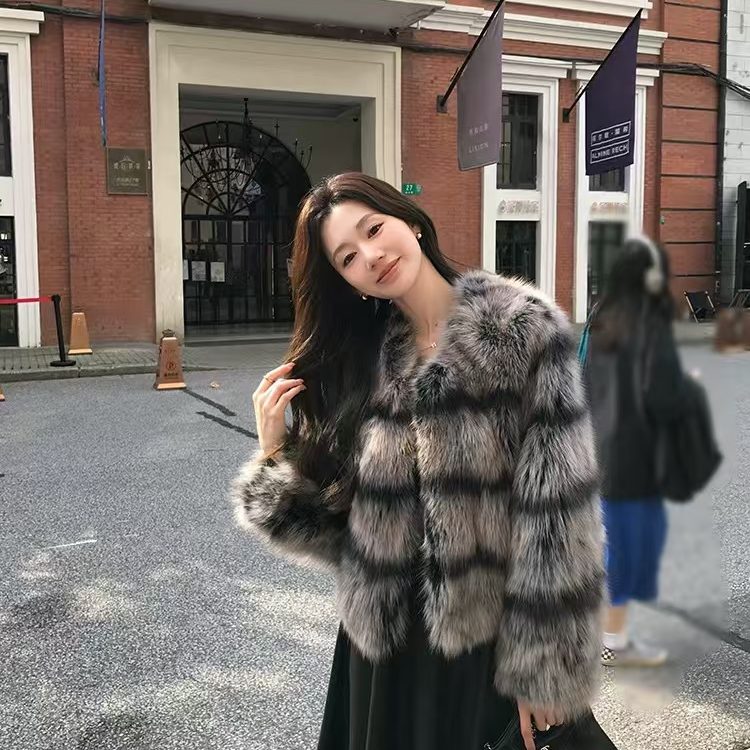 2024银灰雪影"狐狸毛皮草外套女年轻短款小个子毛毛大衣冬季