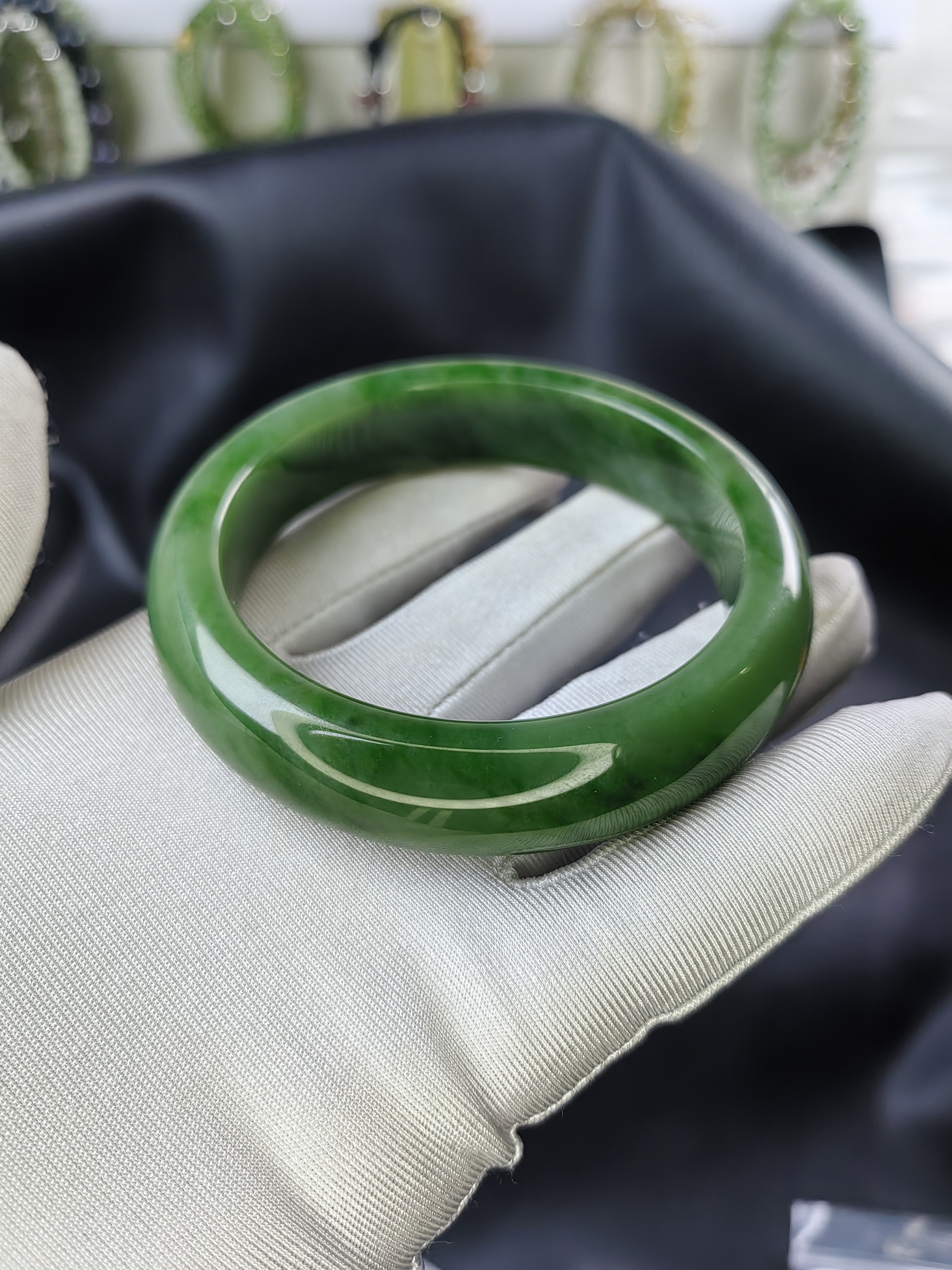 和田玉俄料碧玉无黑无裂大镯口白加绿镯子菠菜绿绿色63/64