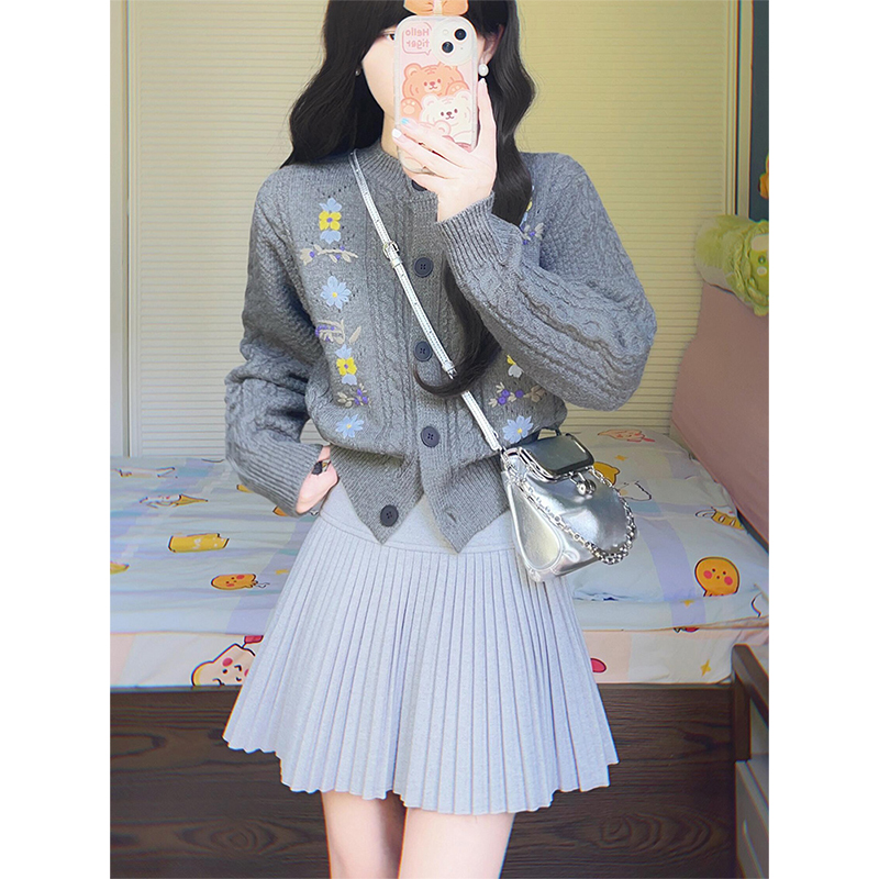 2024早秋套装精致小花针织上衣灰色百褶a字半裙简单大方的两件套