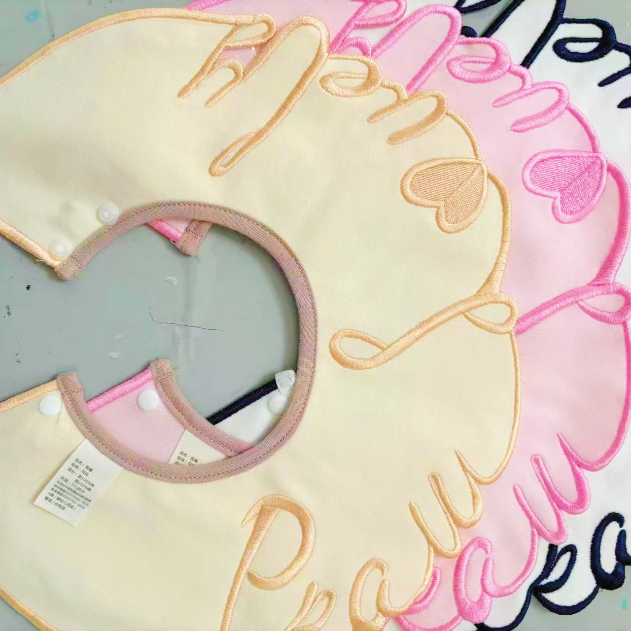 婴儿口水巾防水嘴围圆形刺绣吐奶口水巾婴儿围嘴