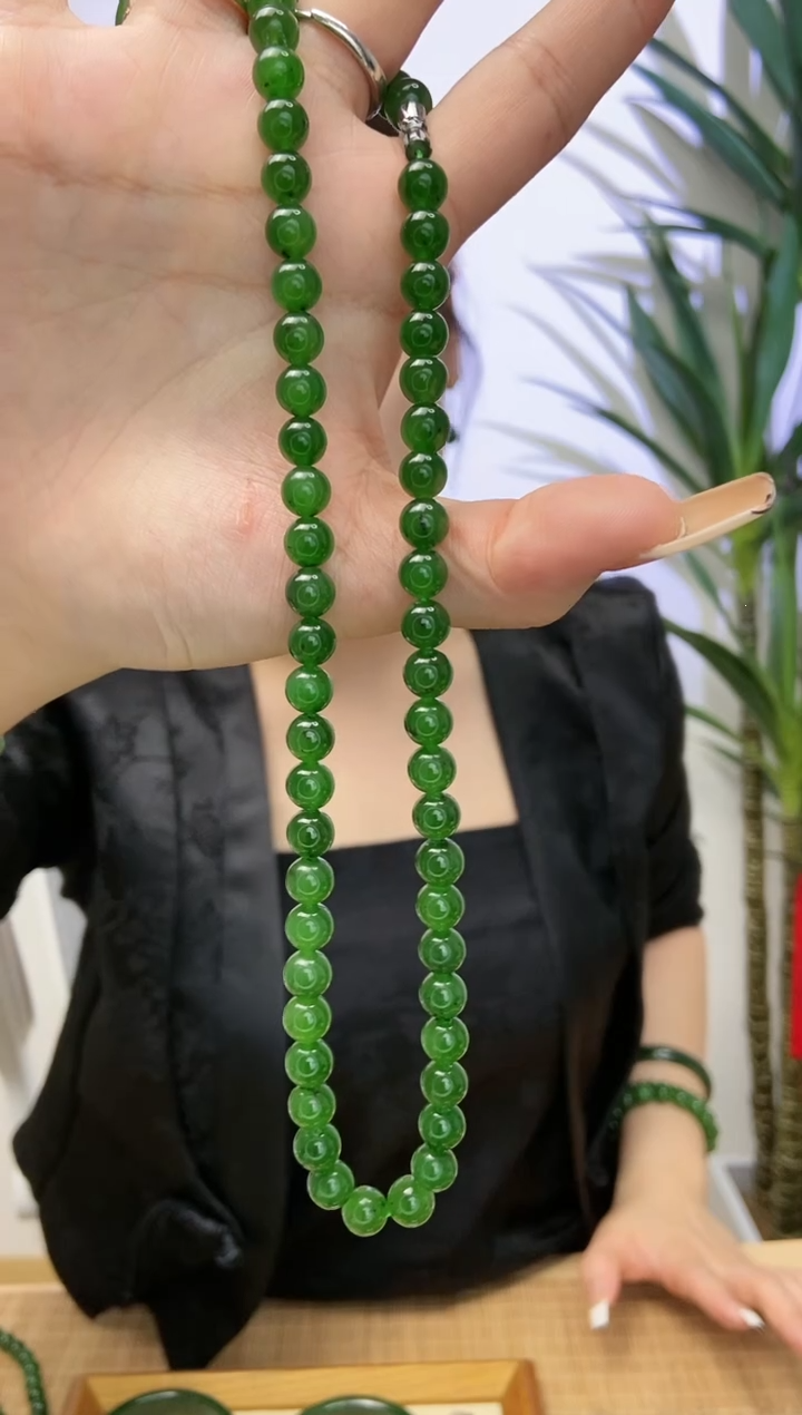 【闪购商品】和田玉（碧玉）项链未镶嵌卡8±冰底辣菠菜绿