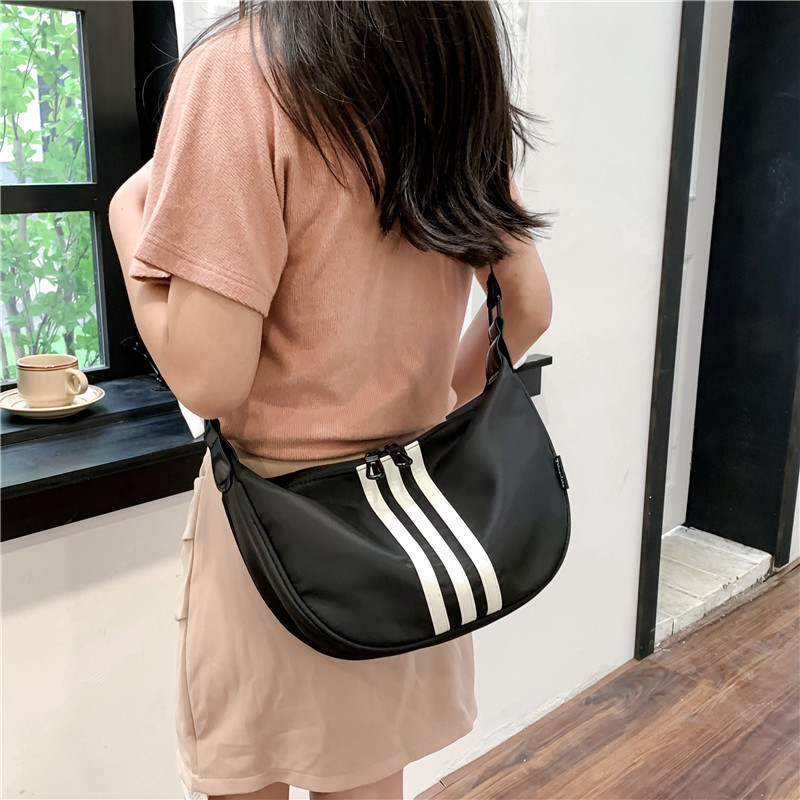 牛津布夏季休闲三条杠单肩斜挎包大容量百搭女包时尚饺子包月亮包