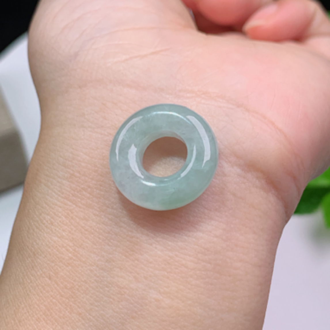 天然翡翠A货淡绿甜甜圈平安环挂件吊坠