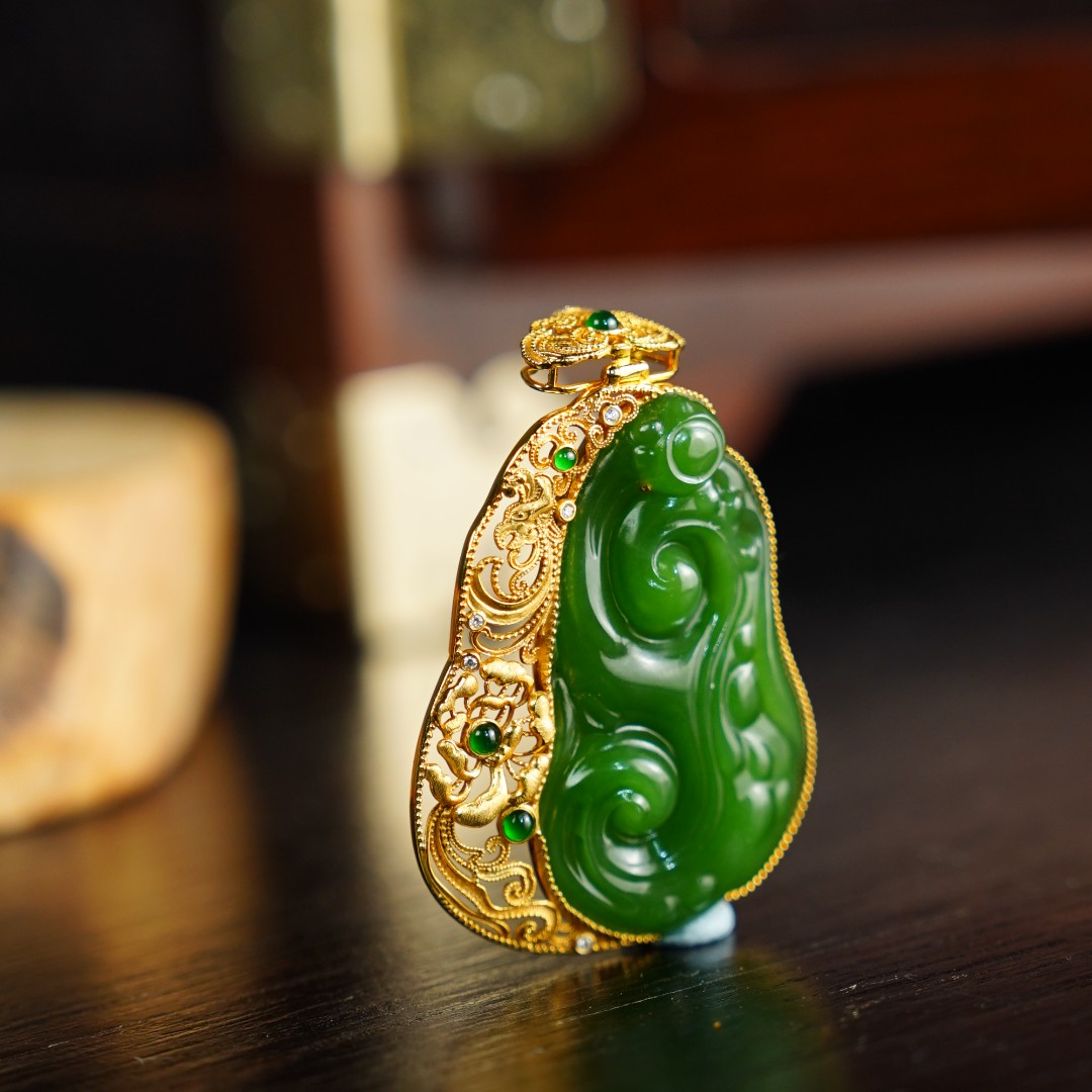 【左边婷姐】和田玉碧玉老矿菠菜绿满绿收藏级吊坠