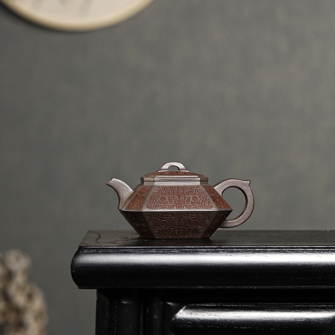 全手工八方合斗 大水谭天青泥 200cc 国工 壶身精刻饕餮纹