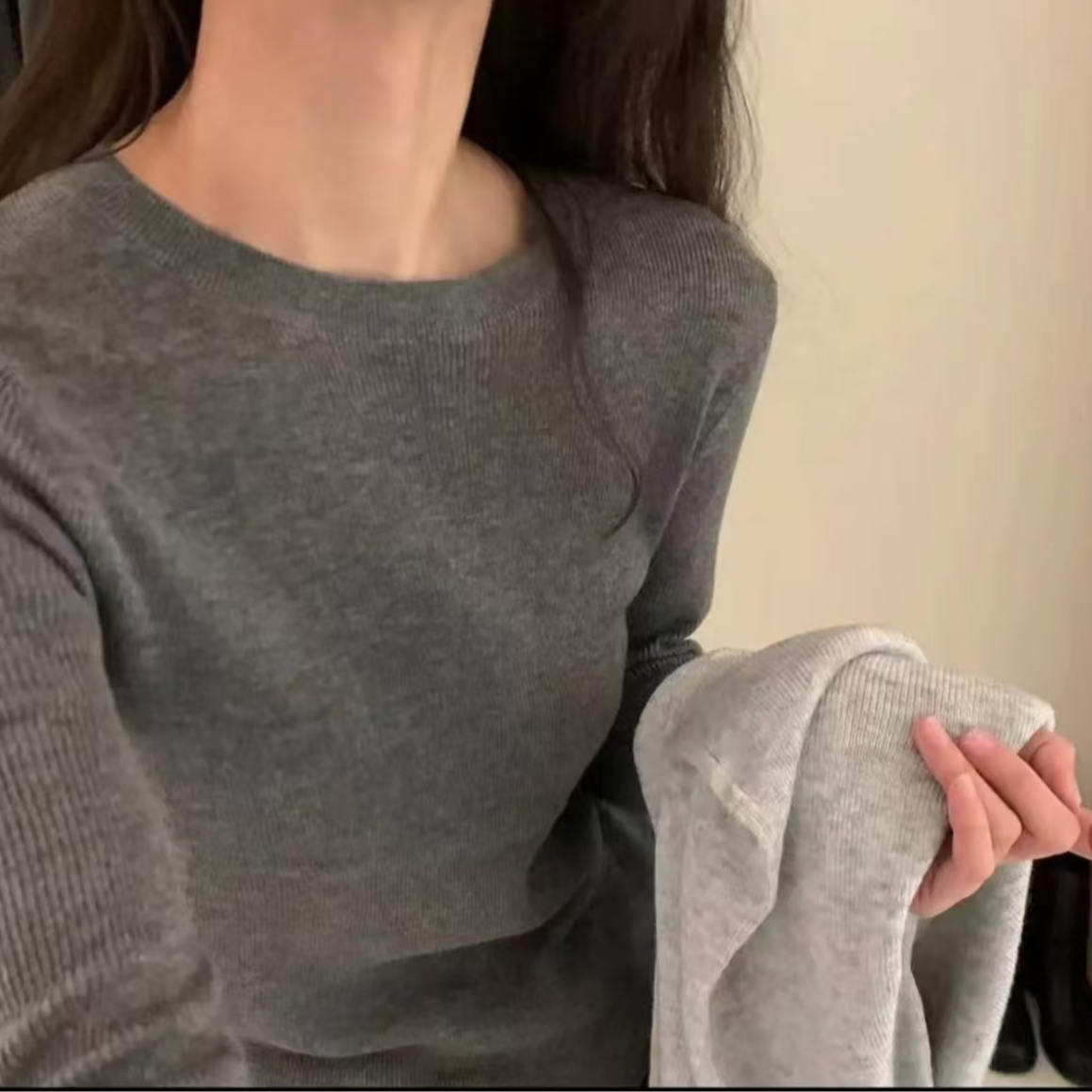 灰色圆领针织打底衫女2025秋新款修身显瘦内搭毛衣独特别致上衣