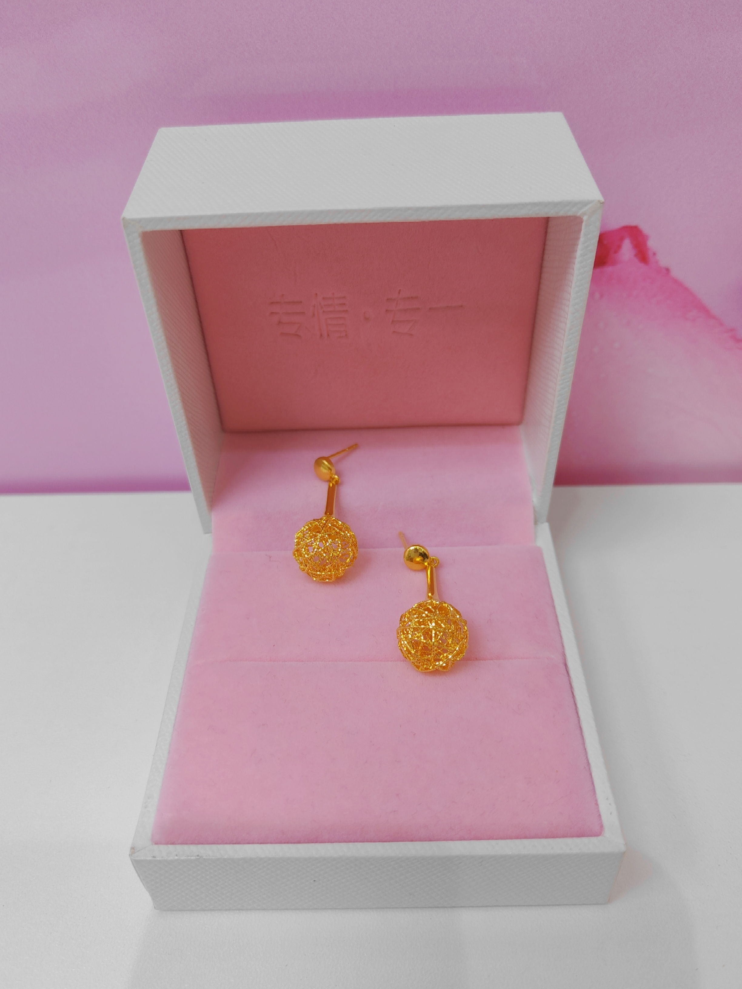 足金999镂空花丝缠绕球球耳钉