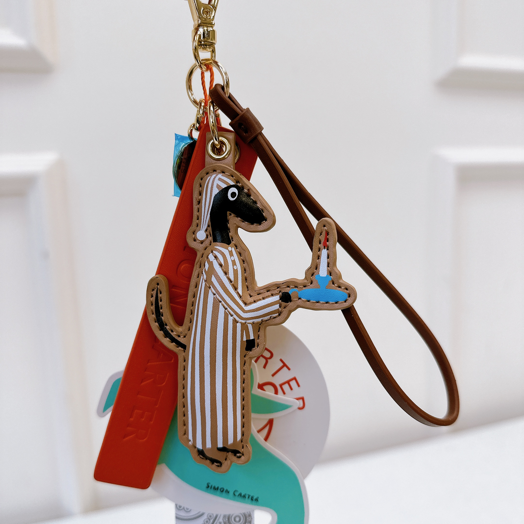 38371 棕色睡衣持烛台狗钥匙挂件