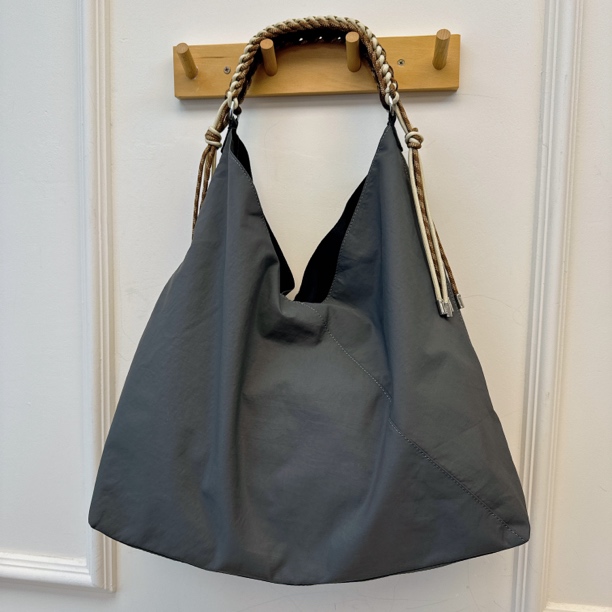 55794 深灰色，编织手把单肩包，尺寸：44x44cm