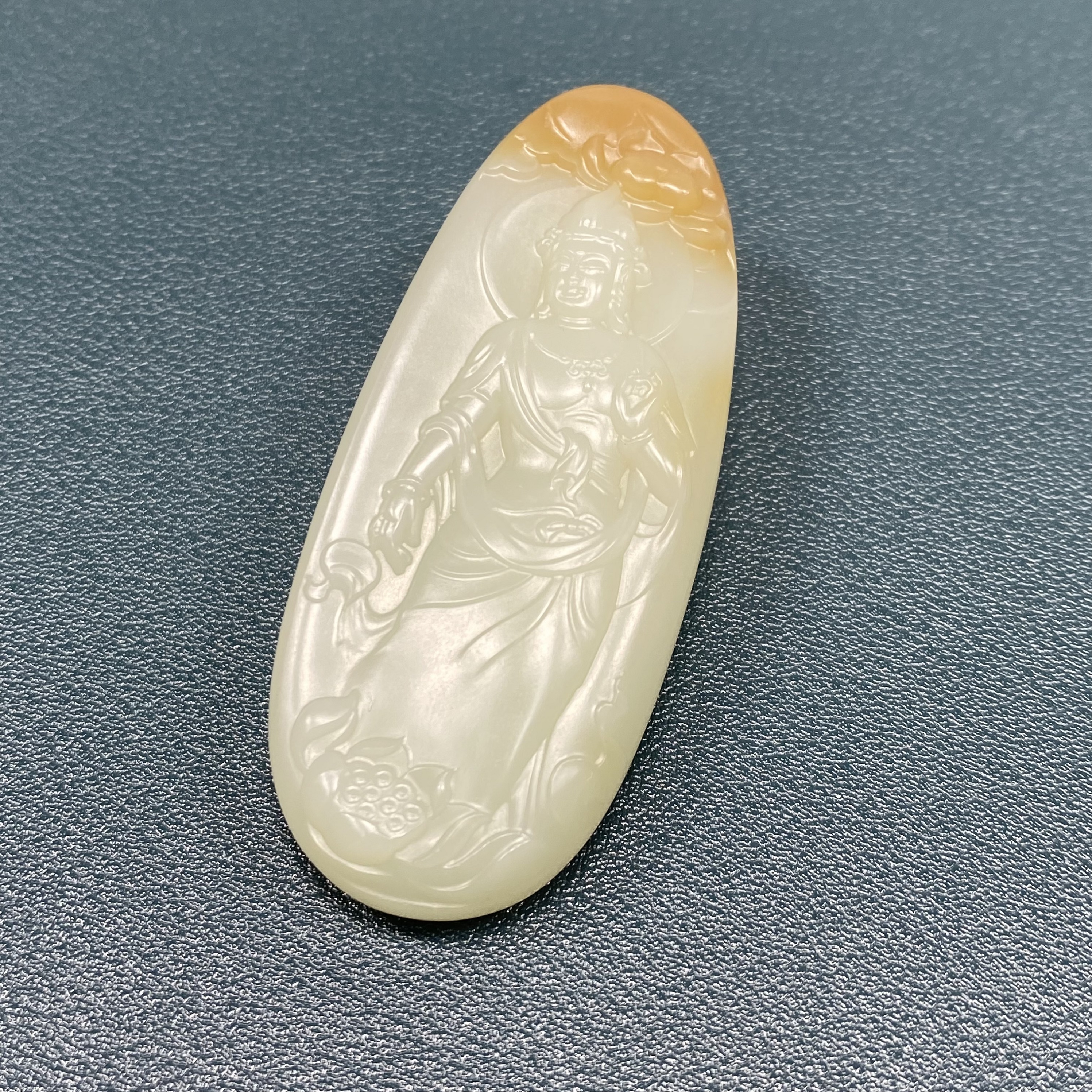 天然和田玉新疆且末糖白随形观音吊坠俏色手工巧雕男款精雕