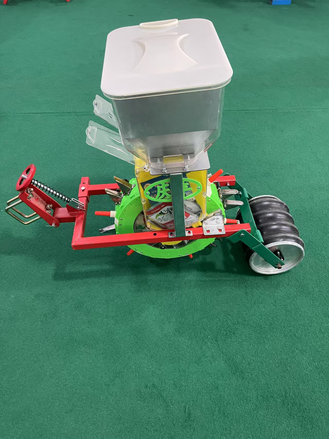 自动犁挂架，指夹带肥播种器加大肥箱