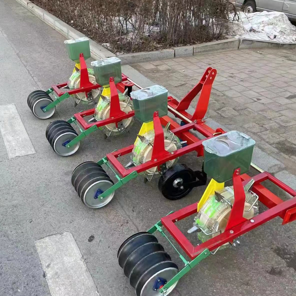 车带四行，铁齿轮播种器