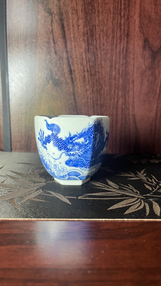 青花重工六方龙异型杯