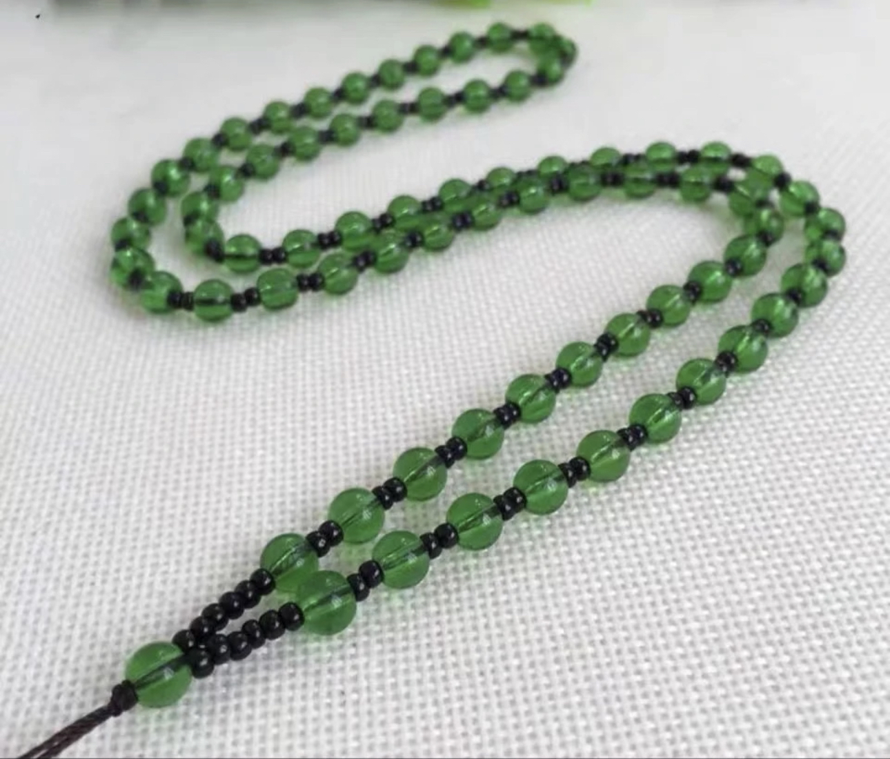 .A.... .. ，H.深绿色圆珠项链.