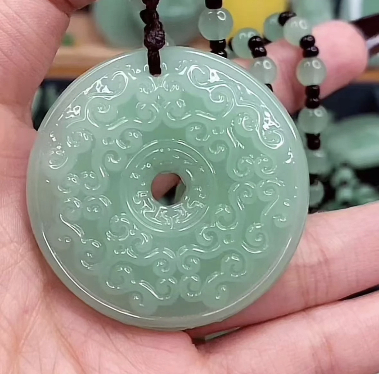 .. 2.浅绿色路路通吊坠经典时尚