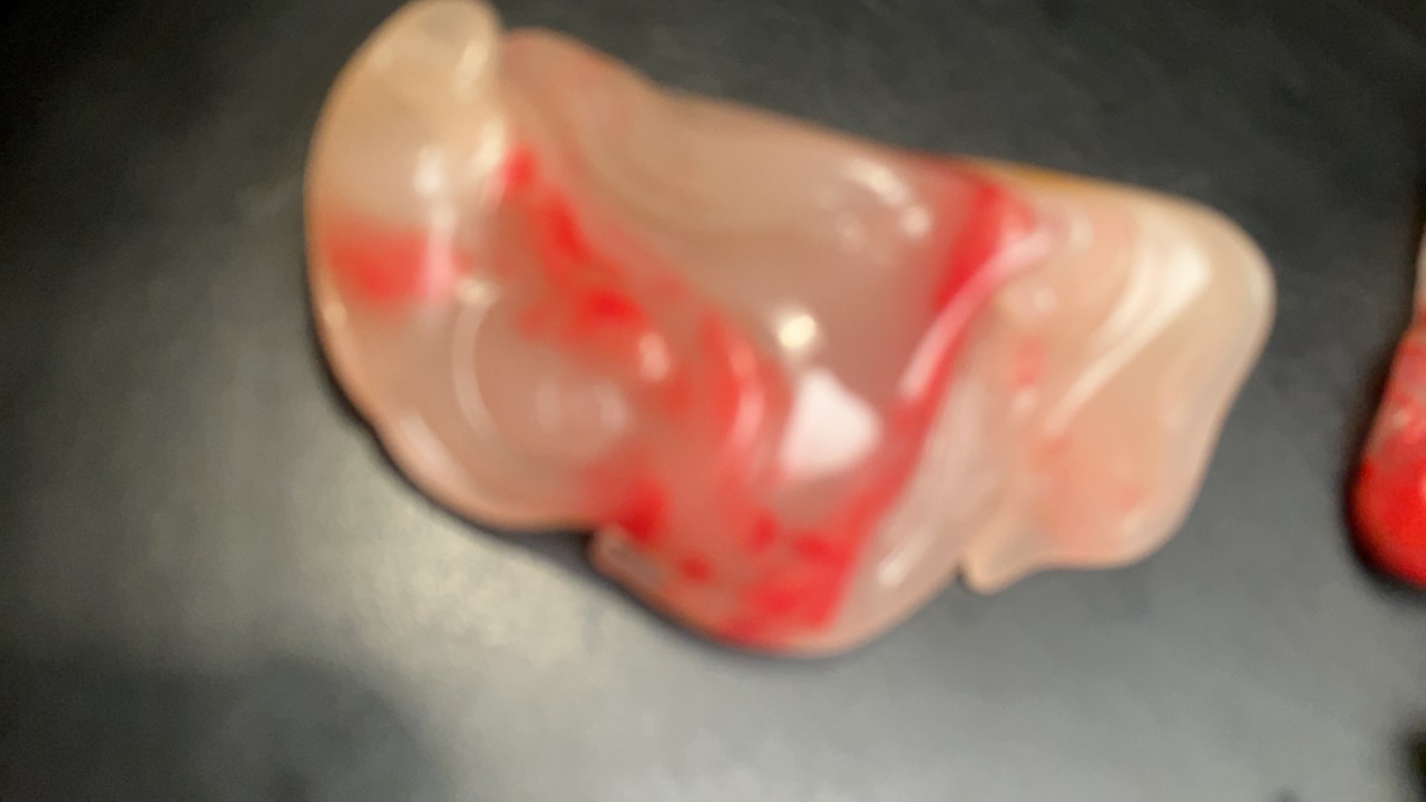 巴林玻璃冻鸡血手玩