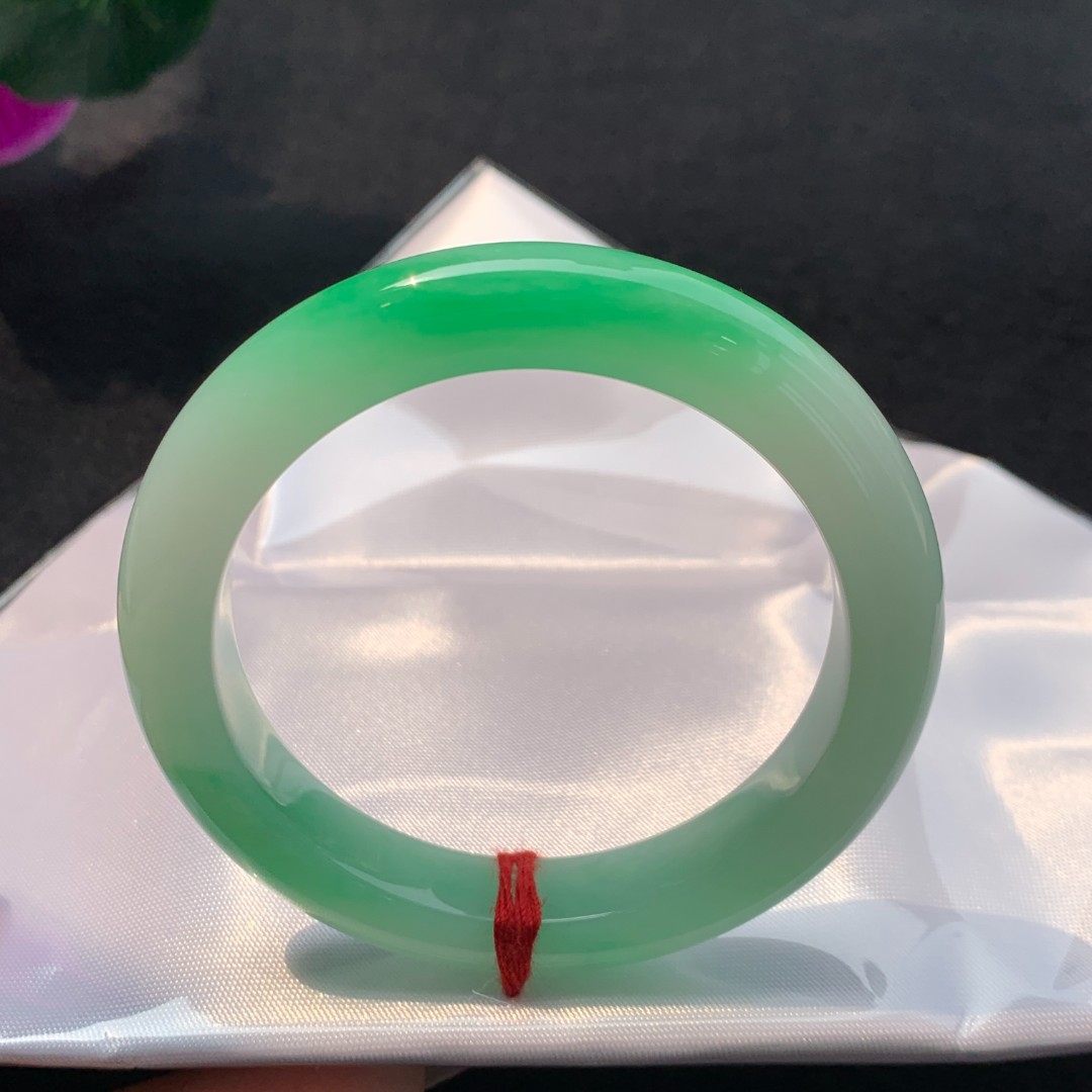 天然翡翠手镯飘绿妈妈款镯子 编号 7253  尺寸 53.7-11-9.1