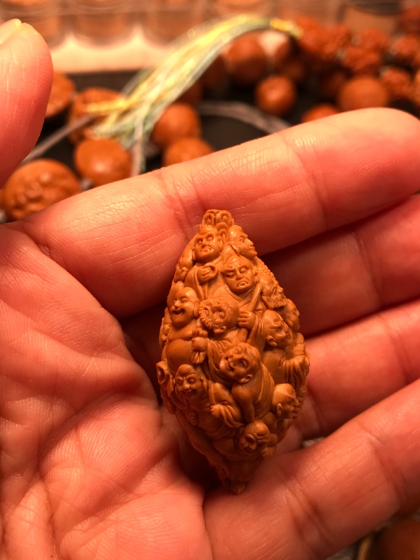 橄榄核雕刻十八罗汉拜如来