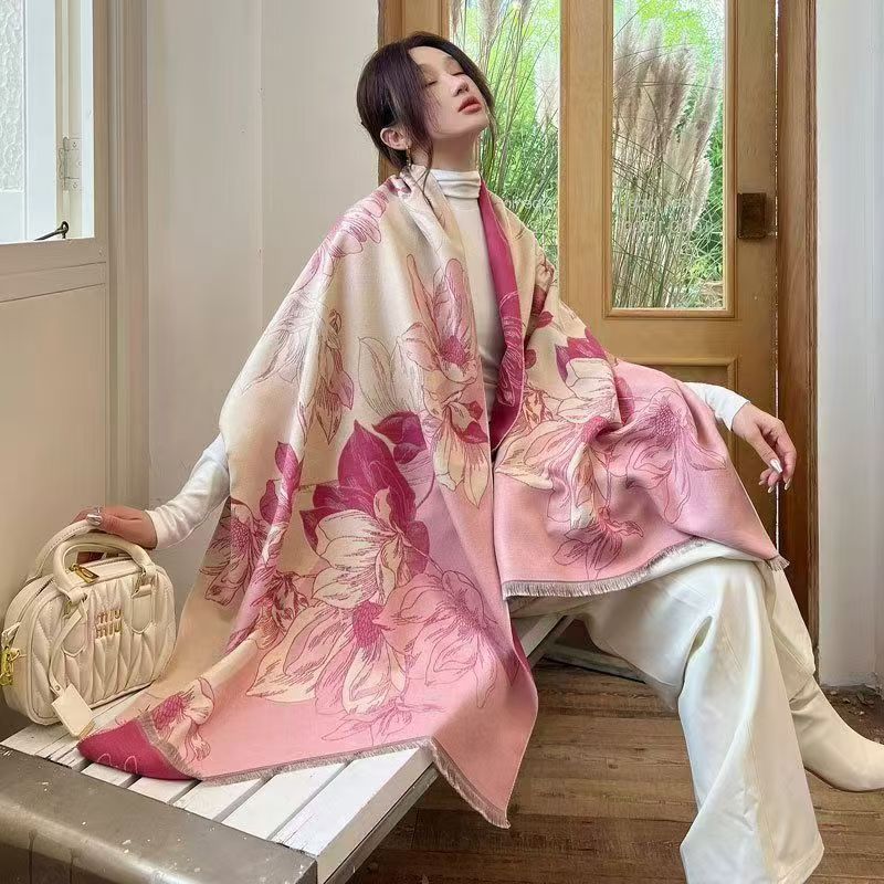 【七景超级太太】粉色荷花冬款围巾七景时尚百搭轻奢粉色荷花披肩