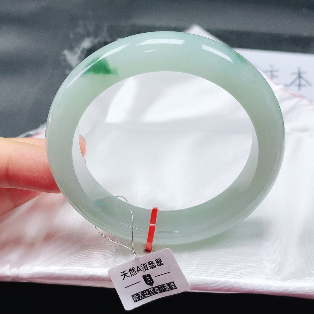 翡翠手镯未镶嵌55圈