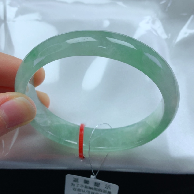 【闪购商品】翡翠手镯未镶嵌不***。54贵妃