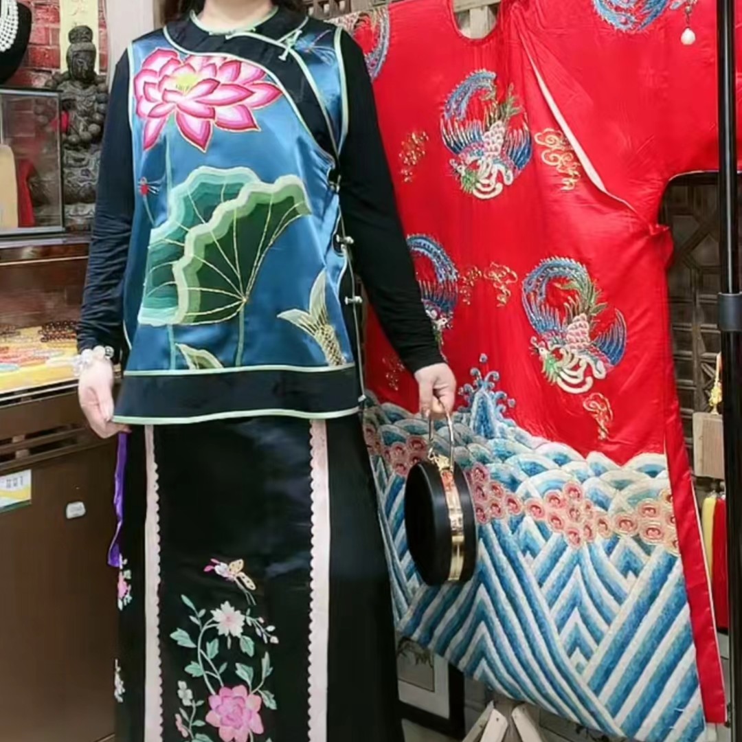 原底打籽绣荷塘月色马甲