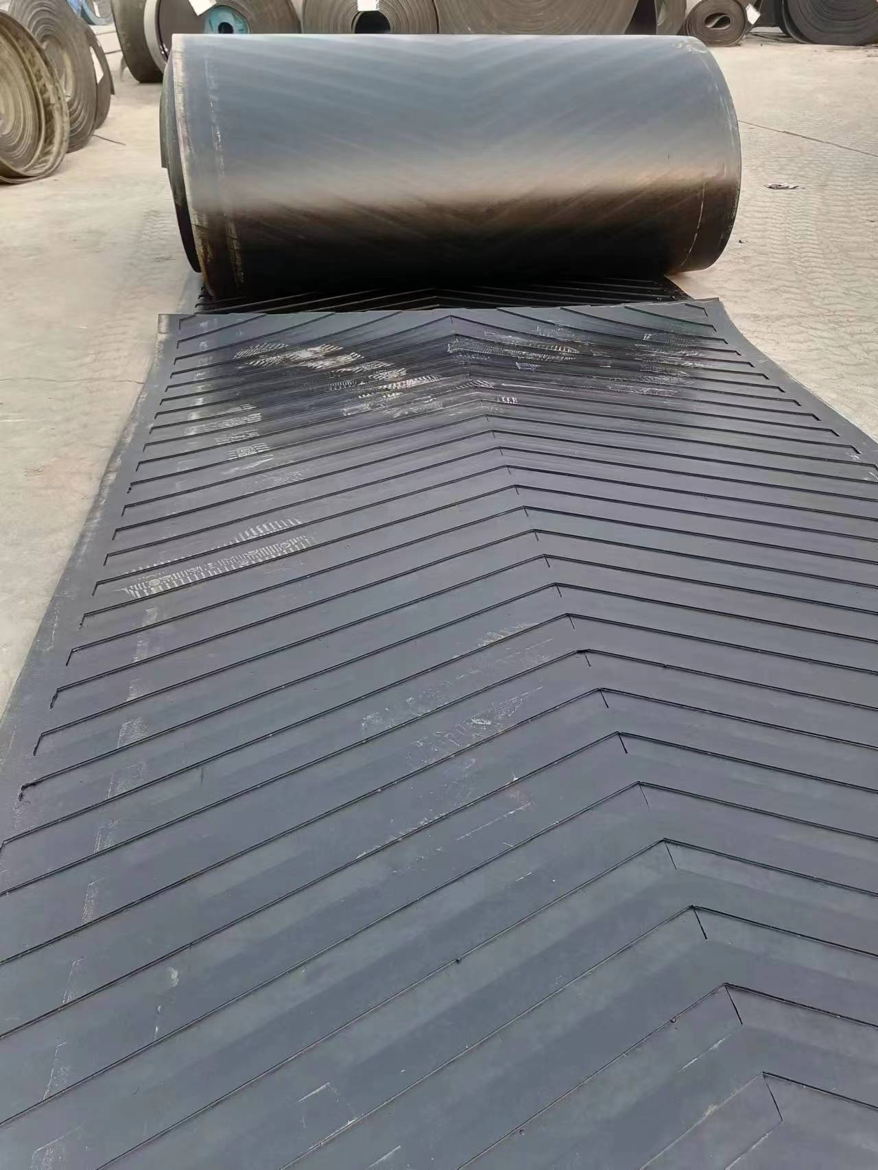 1.5米宽7-8mm厚度人字纹输送带防滑保暖铺牛羊圈铺车（五米起包邮）