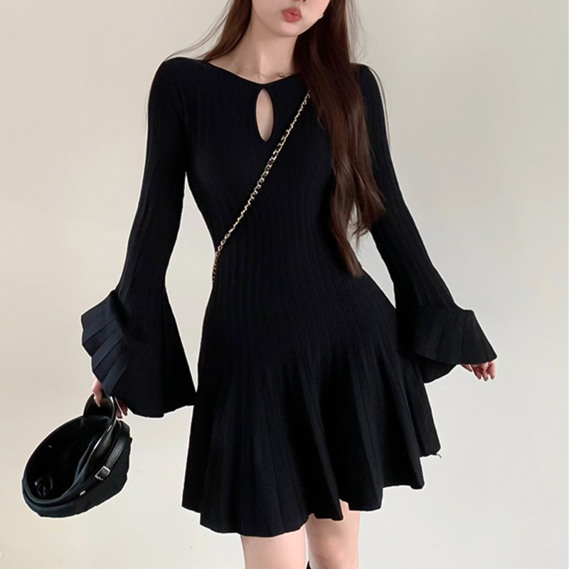 赫本风百褶喇叭袖针织小黑裙女秋冬气质打底裙显瘦收腰长袖裙子