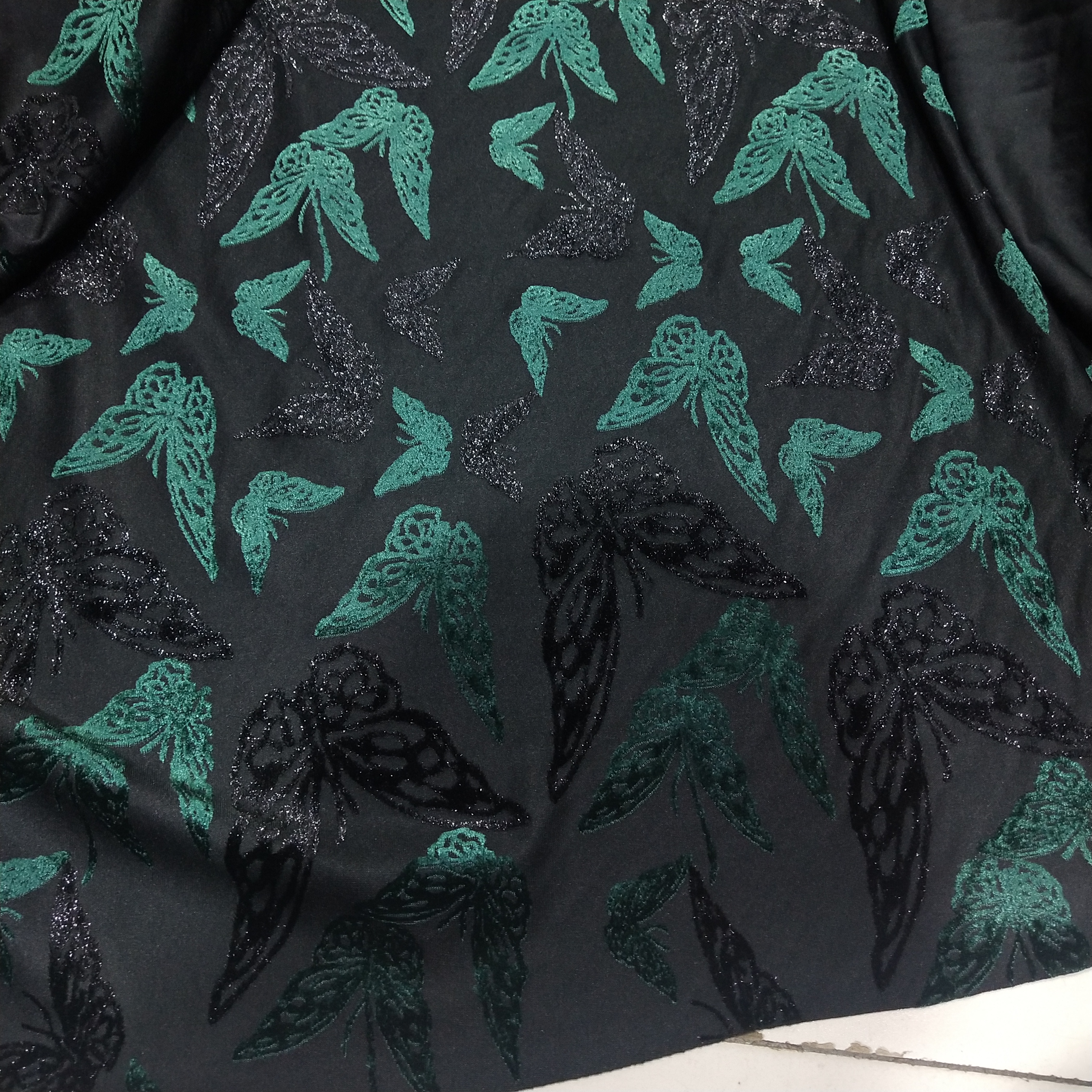 黑绿色双色蝴蝶花型植绒布料带亮丝旗袍连衣裙女装定制手工裁剪面