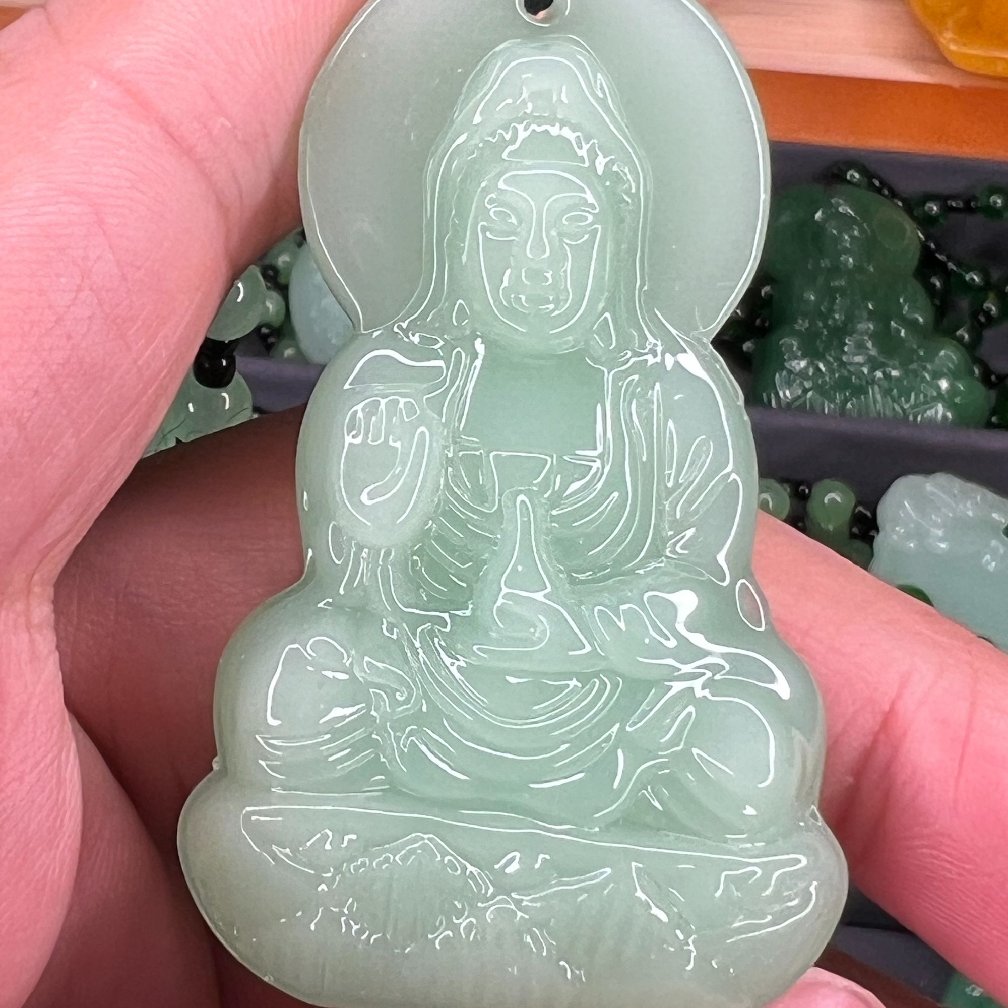 L 浅绿色双面满工滴水观音吊坠