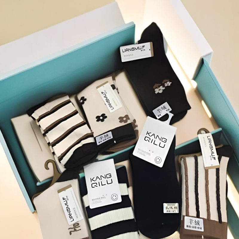 羊绒袜子多个颜色，弹力强，光泽柔和，轻盈保暖，透气性好，三季可穿