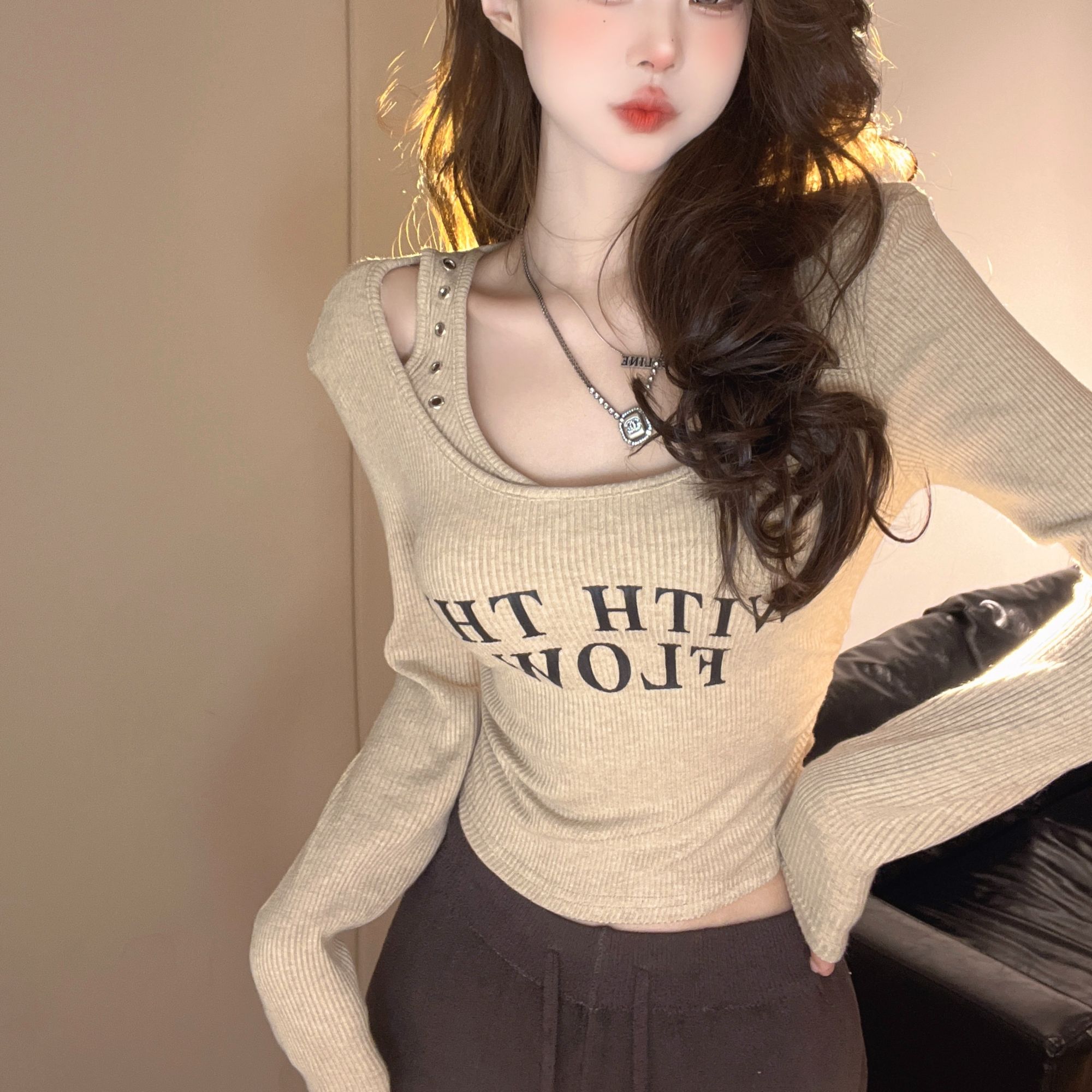 初春时尚百搭辣妹圆领字母印花纯欲修身显瘦长袖T恤上衣打底衫女