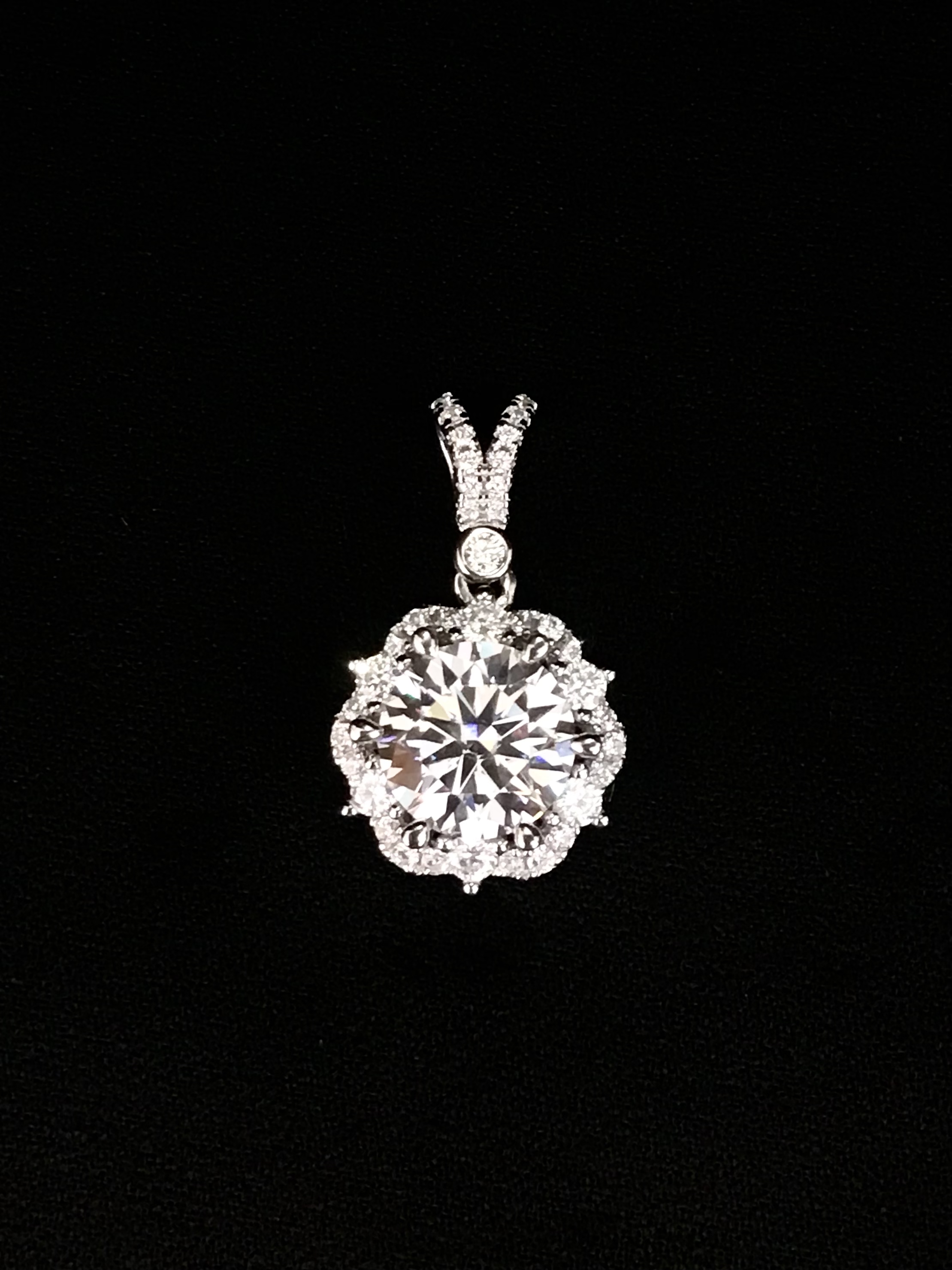 吊坠 斯里兰卡白色豪镶吊坠3ct  G35