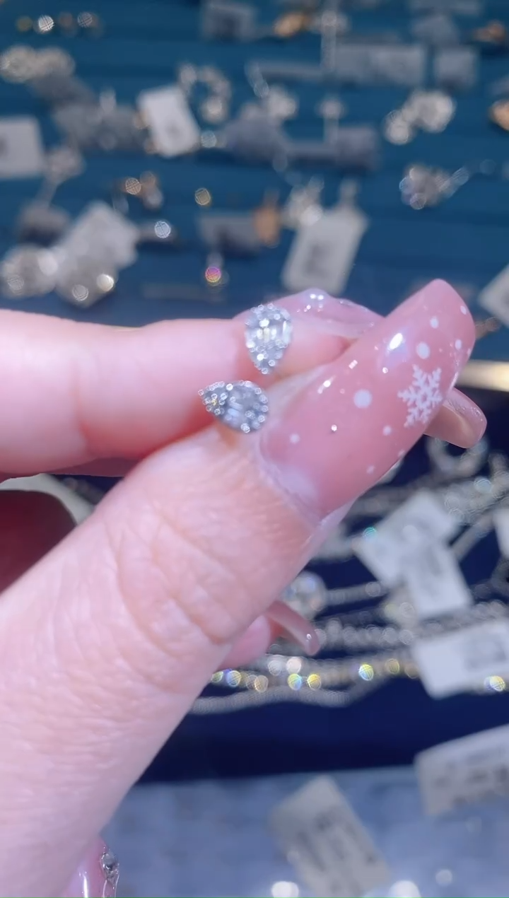 【闪购商品】钻石·18K金镶嵌水滴耳钉