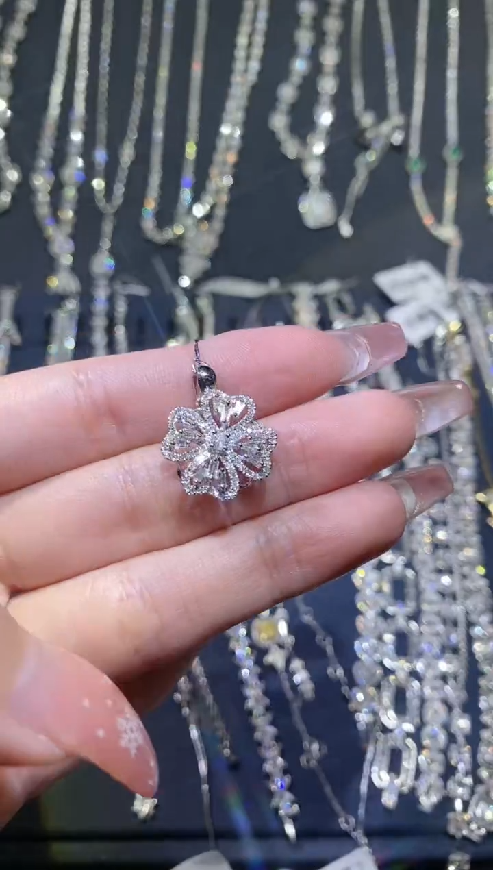 【闪购商品】钻石·18K金镶嵌风车吊坠xy