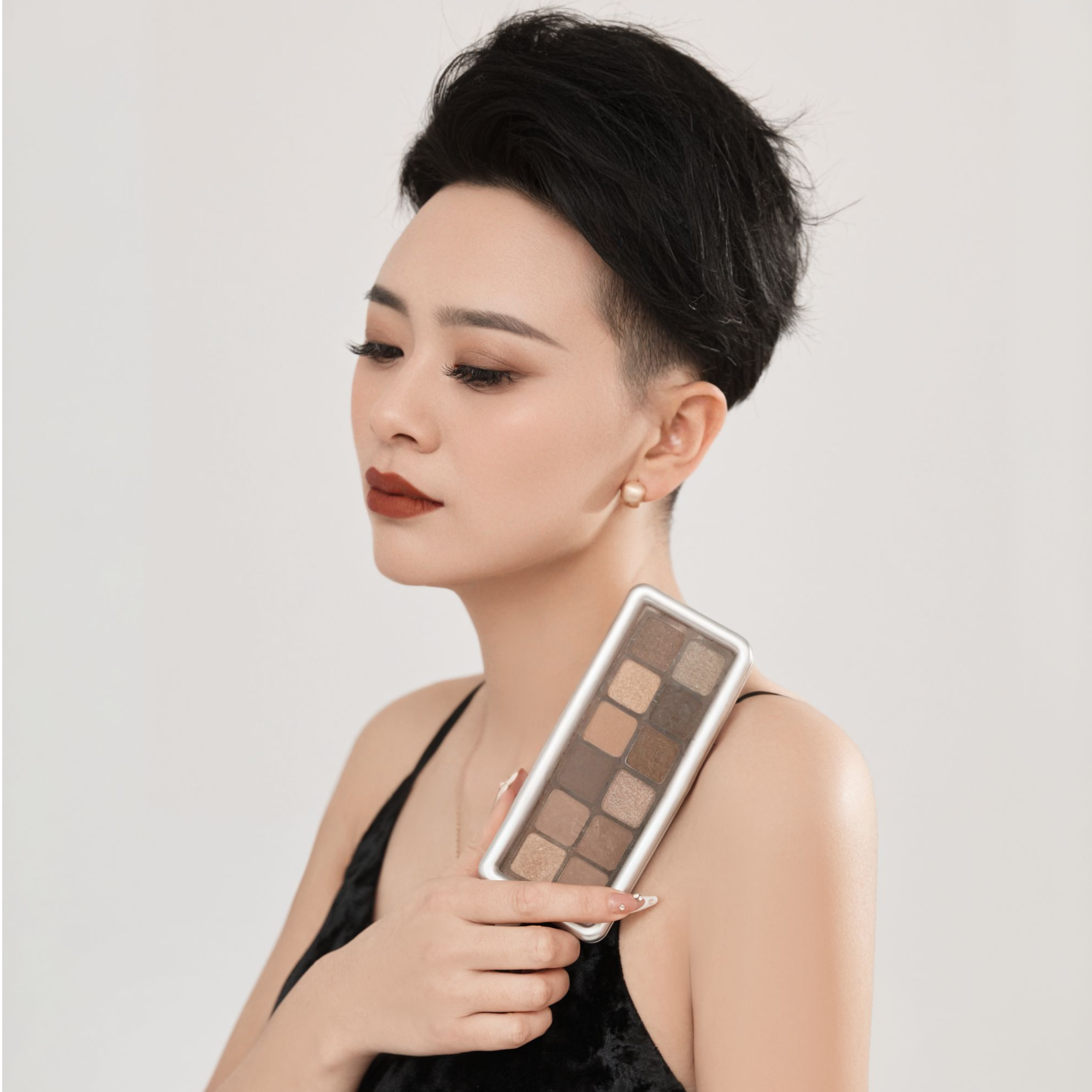 【老苗专属】透明壳水泥十二色眼影盘高颜值一体盘