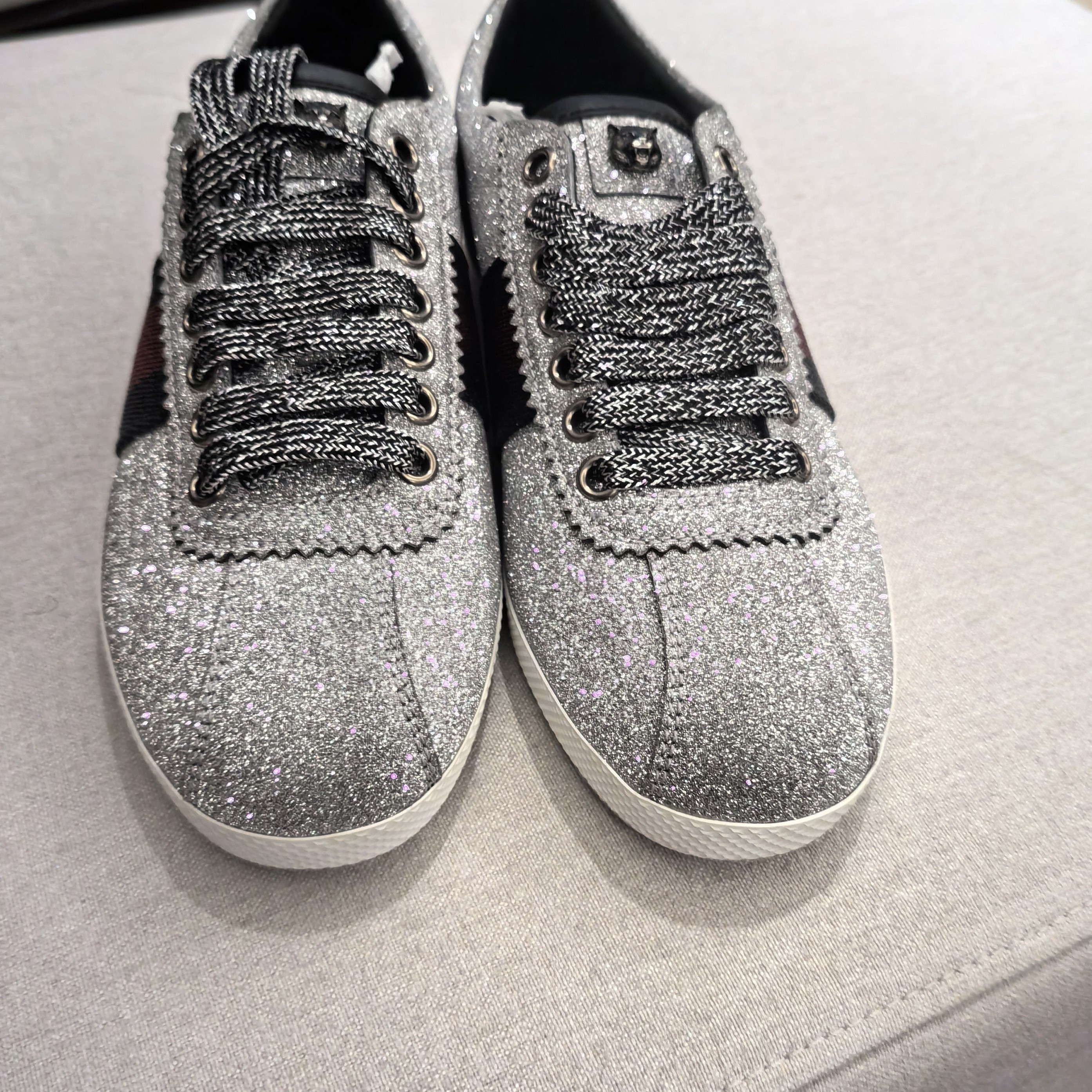 99新 GUCCI/古驰 GUCCI古驰银色平底休闲女鞋35码