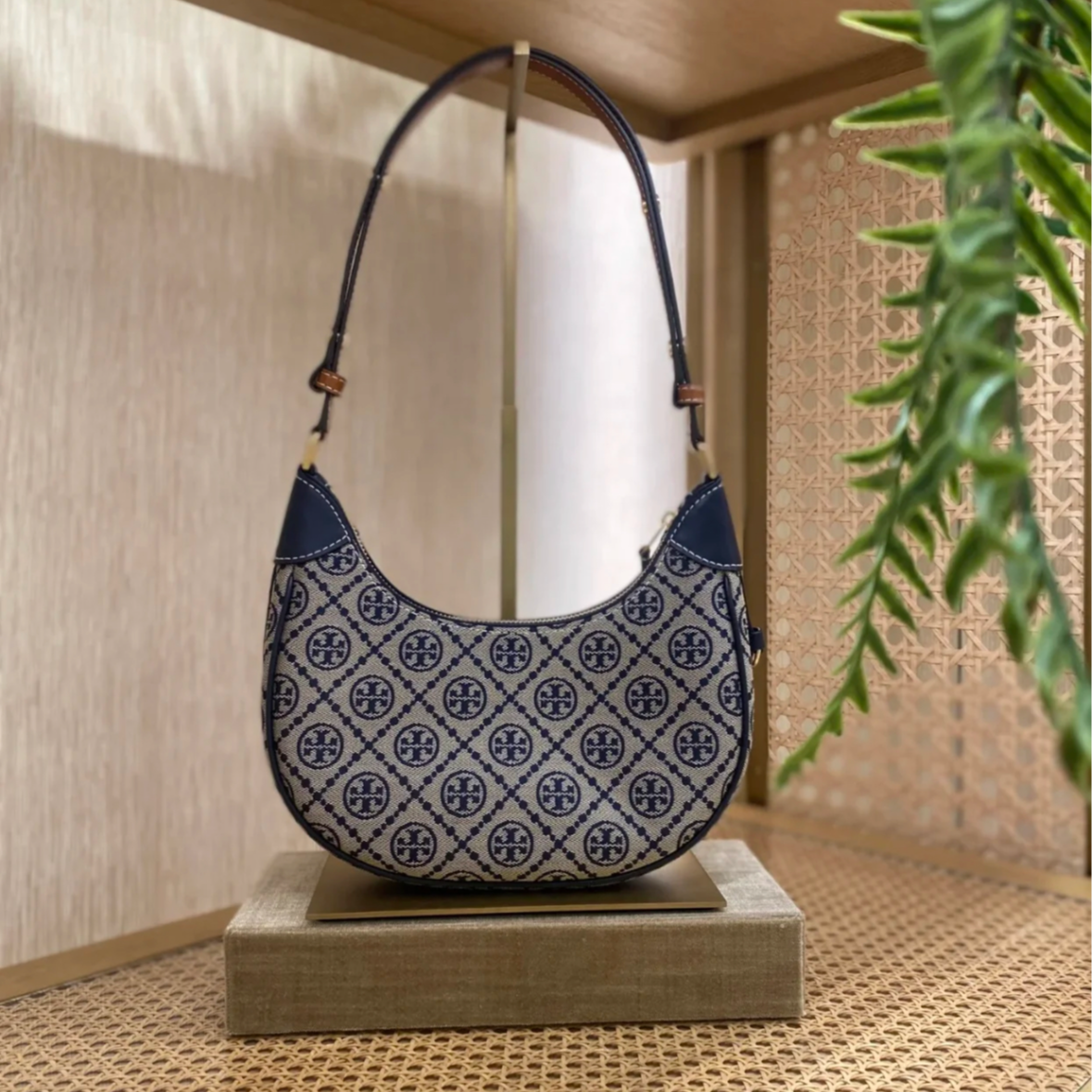 【预售】ToryBurch/汤丽柏琦专柜T MONOGRAM提花海军蓝新月包158513