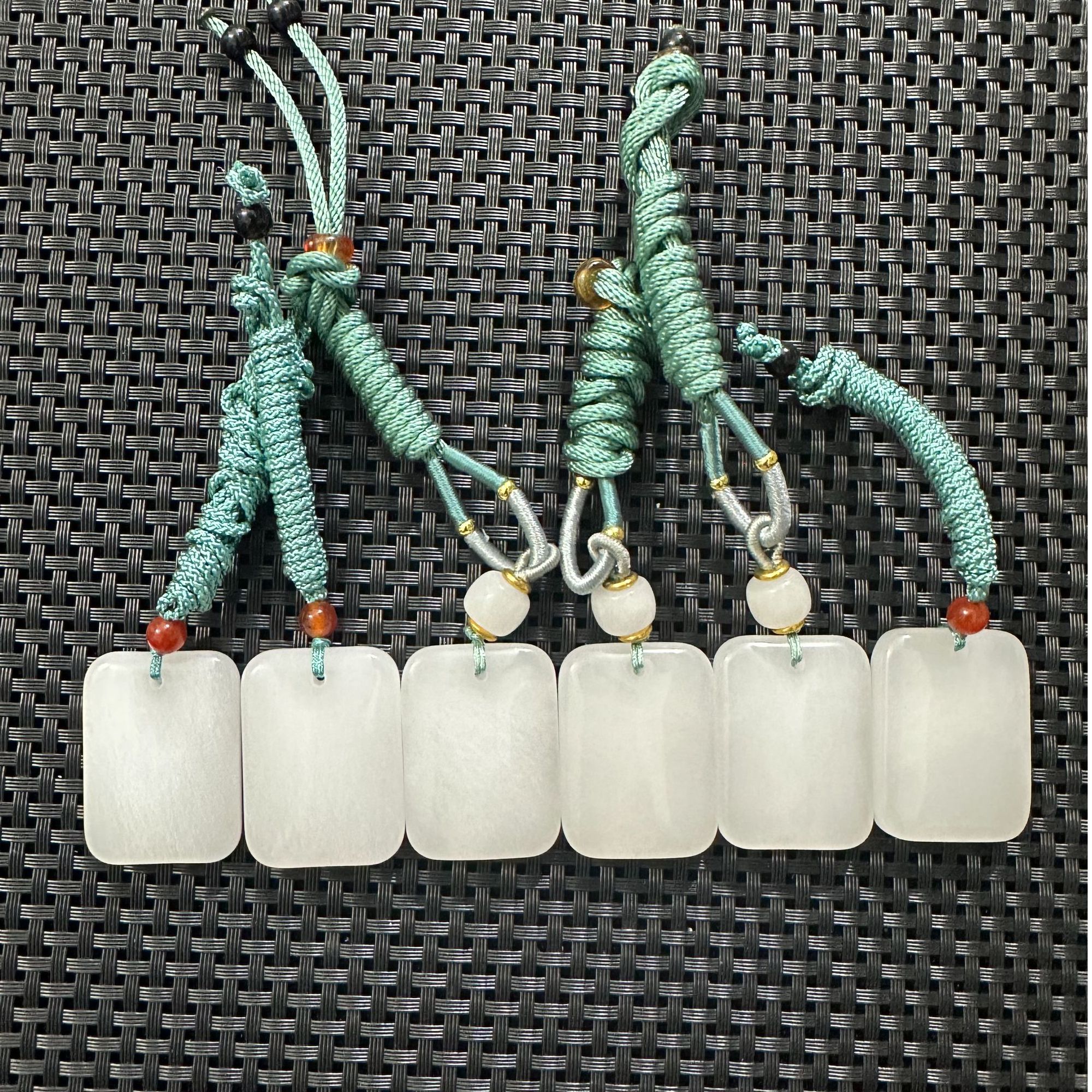 新疆天然石英质玉平安无事牌