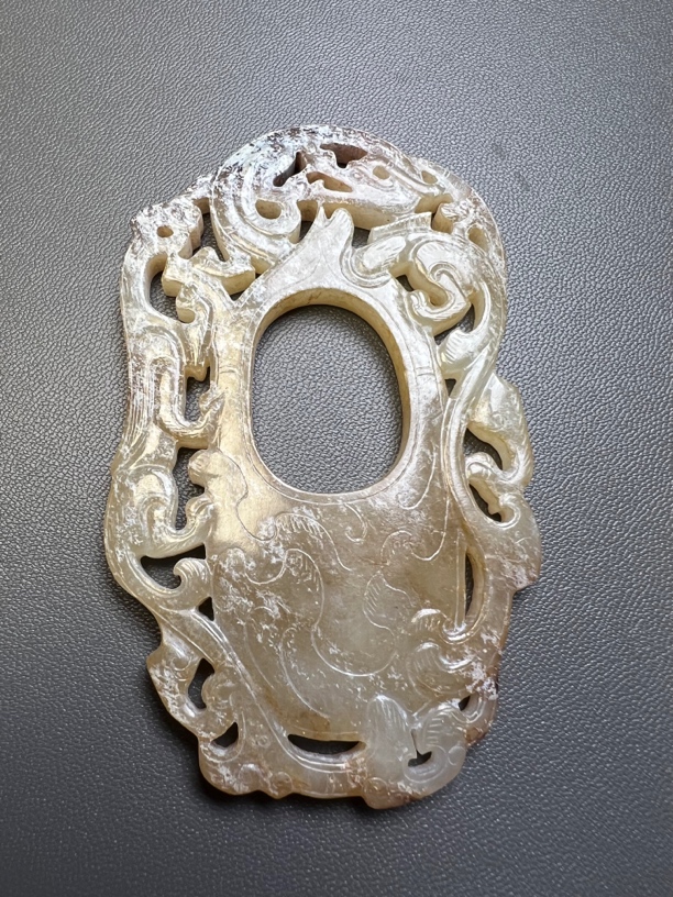 白玉灰皮浮雕鸡心佩