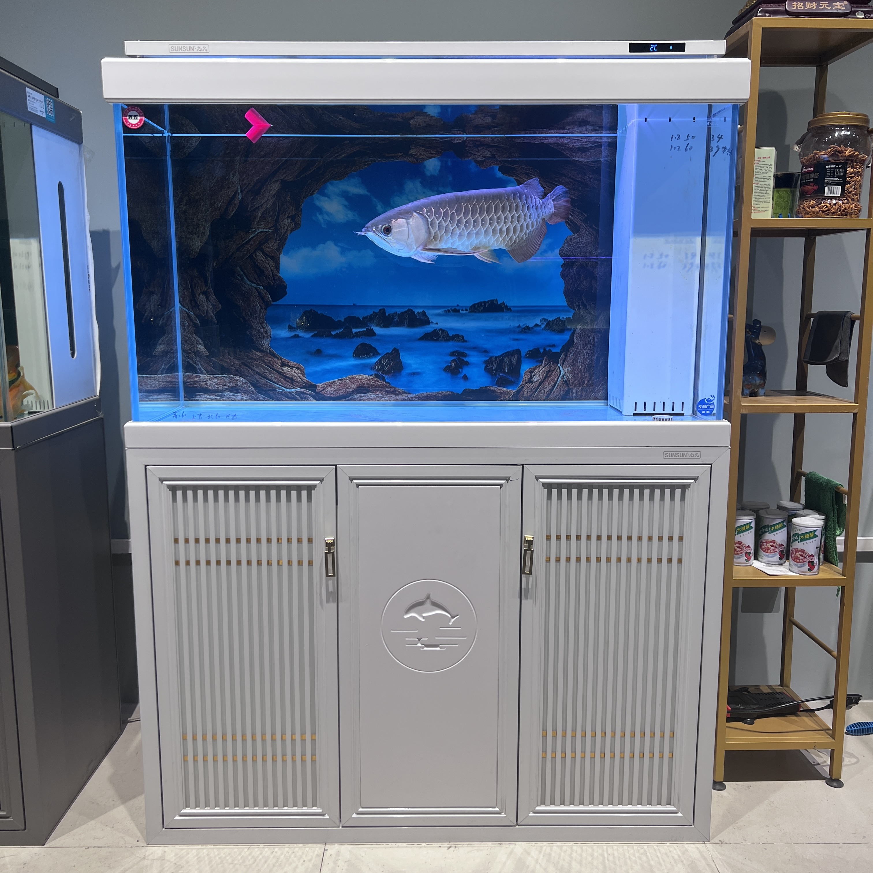 SUNSUN森森九久系列直角溢流B款大型龙鱼缸附近