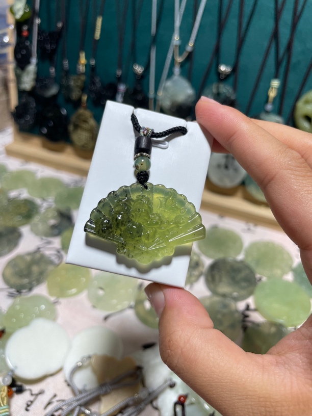 天然岫玉扇子吊坠