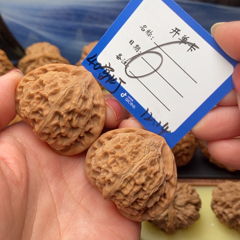 【闪购商品】文玩核桃把件6号40宫灯