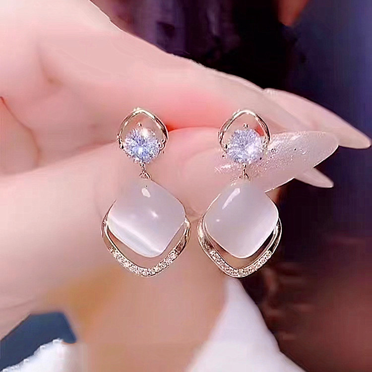 925银耳饰 微美防过敏菱形猫猫石耳环女时尚百搭年新款潮银针防过