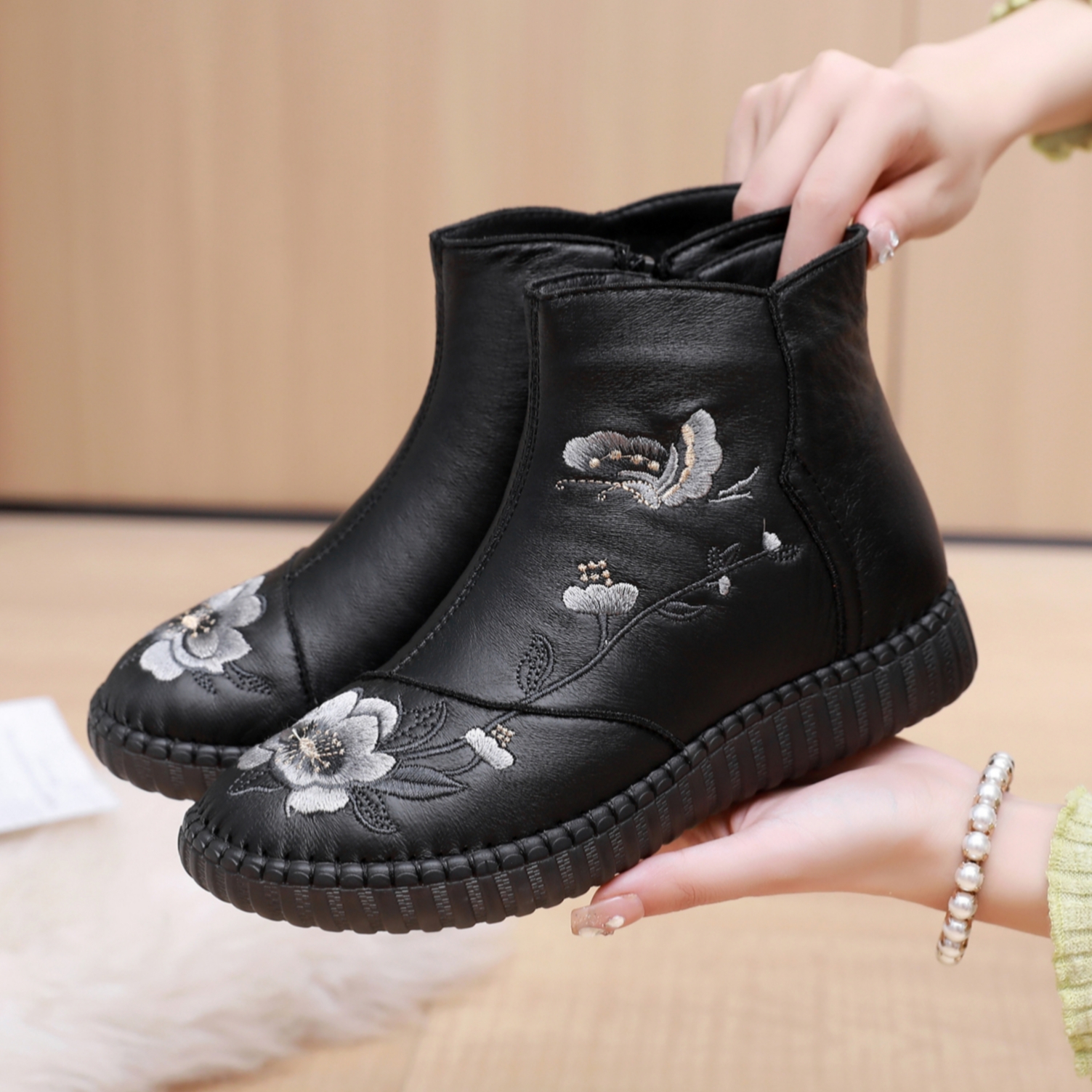 冬季新款加厚保暖老北京布鞋女棉鞋防滑牛筋底加绒胖脚妈妈高帮鞋