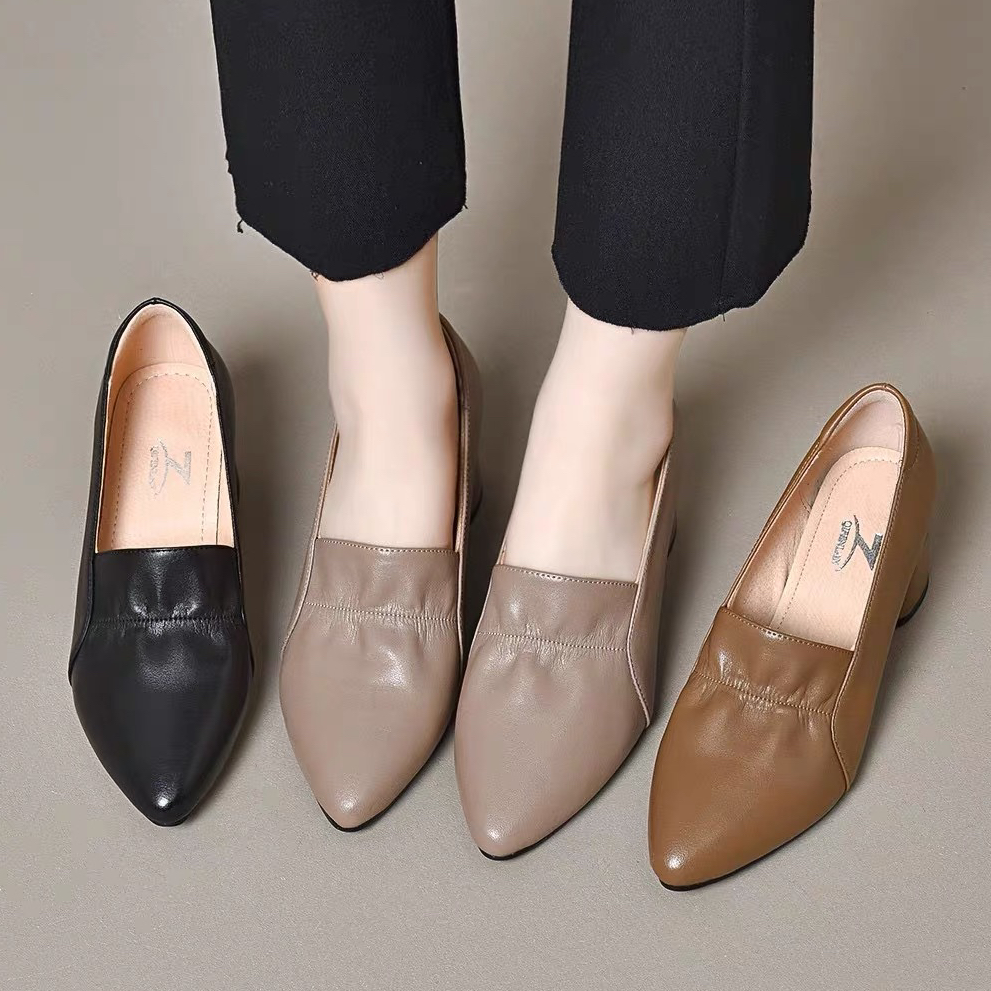 真皮英伦风春季复古时尚百搭妈妈鞋粗跟舒适新款尖头软底女鞋单鞋