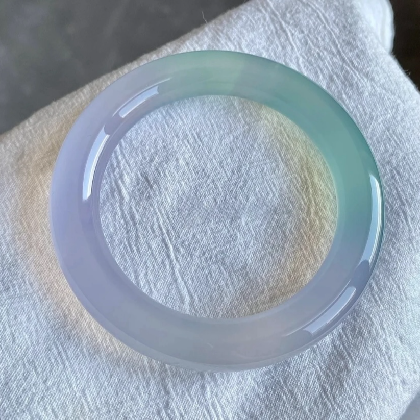 高冰春彩大圆条紫底飘绿翡翠手镯